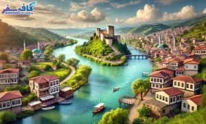 نمایی از کلبه‌های چوبی در اطراف دریاچه اوزونگول با کوهستان‌های مه گرفته و سرسبز در پس‌زمینه