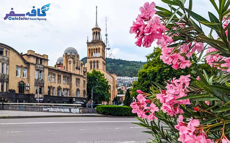 نمایی پانوراما از شهر قدیمی تفلیس در شب، با چراغ‌های روشن پل صلح بر روی رودخانه کورا