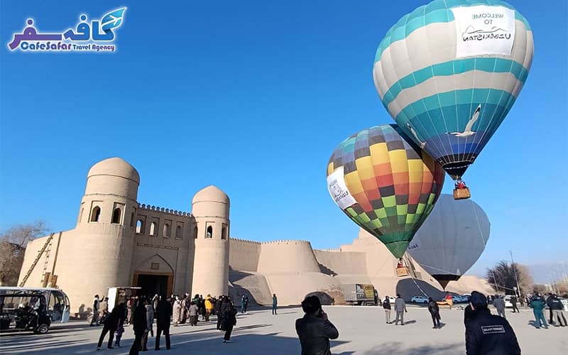 پوستر اختصاصی تور ازبکستان لحظه آخری با نمایی از کاشی‌کاری‌های آبی میدان ریگستان سمرقند، ویژه رزرو آفرهای ویژه سمرقند و بخارا