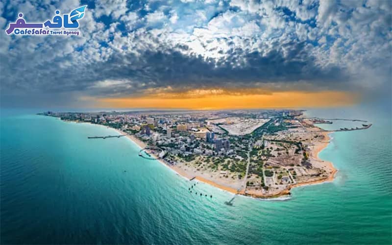 تصویری از کشتی یونانی در غروب آفتاب در کیش، مناسب برای پکیج‌های تور کیش
