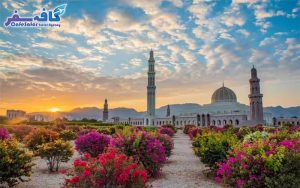 تصویری از نمای شب مسجد جامع سلطان قابوس در مسقط، مناسب برای پکیج‌های تور عمان