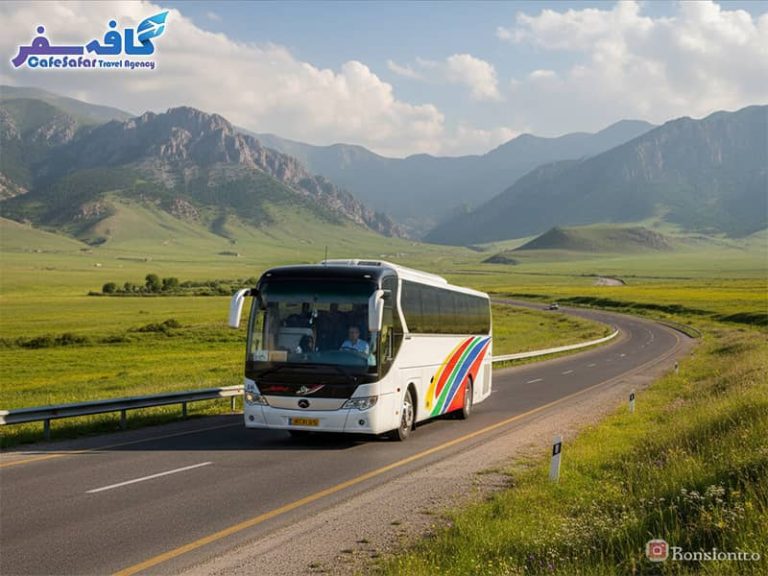 تصویری از یک اتوبوس در حال حرکت در جاده‌ای در ایران، مناسب برای مقاله راهنمای سفر با اتوبوس