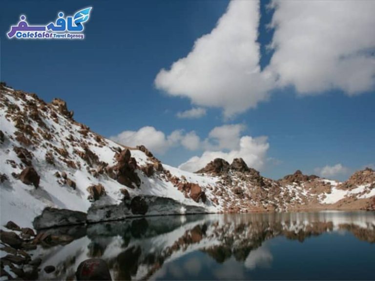 تصویری از قله کوه سبلان و دریاچه دهانه آتشفشان، مناسب برای راهنمای صعود به سبلان