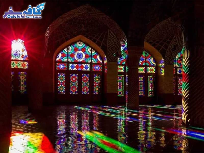 تصویری از آرامگاه حافظ در شیراز، مناسب برای راهنمای سفر به شهر شعر و عشق