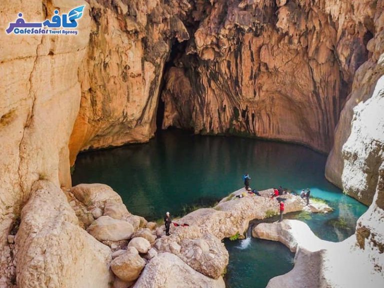 تصویری از تنگه رغز با دیوارههای صخرهای و آبشارهای طبیعی، مناسب برای تورهای ماجراجویانه تنگه رغز