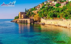 تصویری از ساحل شنی، دریای مدیترانه و هتل‌های پنج ستاره در آنتالیا، مناسب برای پکیج‌های تور آنتالیا