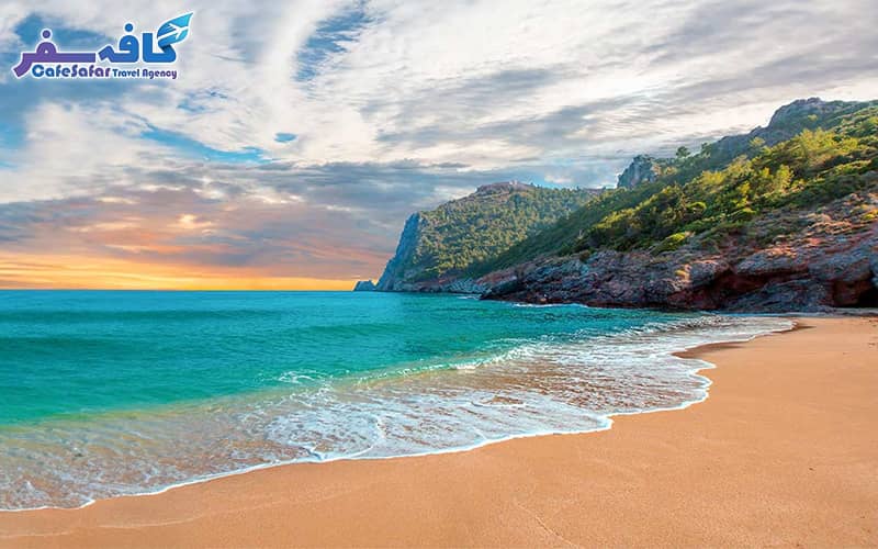 تصویری از قایق‌های تفریحی در بندر قدیمی آنتالیا و دیوارهای تاریخی کاله‌ایچی، مناسب برای پکیج‌های تور آنتالیا