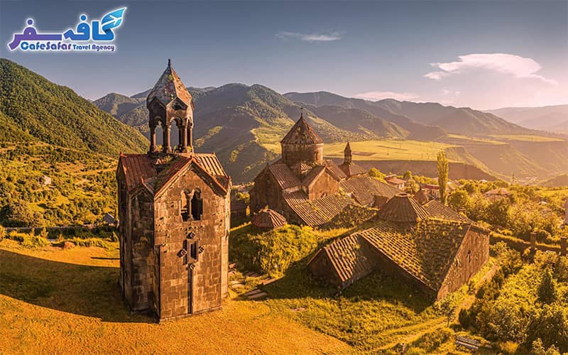 تصویری از نمای شهری ایروان با ساختمان‌های صورتی رنگ و معماری منحصر به فرد، مناسب برای پکیج‌های تور ارمنستان