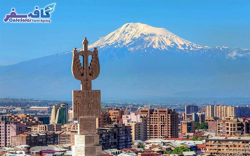 تصویری از نمای شب و خیابان‌های روشن ایروان، مناسب برای پکیج‌های تور ارمنستان