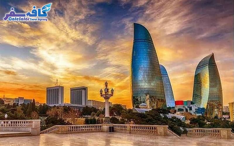 تصویری از نمای برج‌های شعله و شهر مدرن باکو در کنار بافت قدیمی، مناسب برای پکیج‌های تور باکو