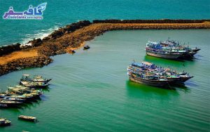 تصویری از ساحل و صخره‌های طبیعی کنار دریای عمان در چابهار، مناسب برای پکیج‌های تور چابهار