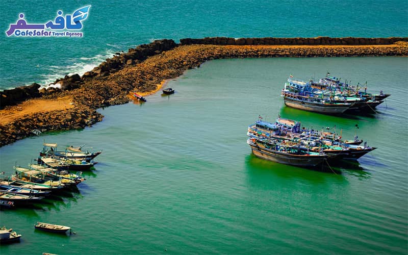 تصویری از ساحل و صخره‌های طبیعی کنار دریای عمان در چابهار، مناسب برای پکیج‌های تور چابهار