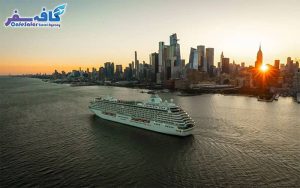 تصویری از یک کشتی کروز بزرگ و مجلل در دریا، مناسب برای پکیج‌های تور کشتی کروز