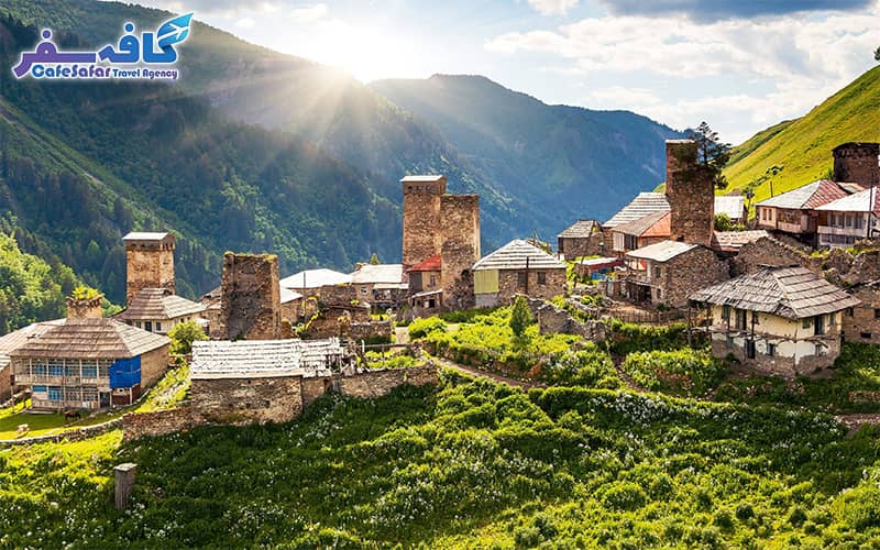 تصویری از کوه‌های سرسبز قفقاز و مناظر طبیعی گرجستان، مناسب برای پکیج‌های تور طبیعت‌گردی گرجستان