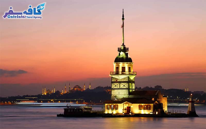 تصویری از تنگه بسفر، کشتی‌ها و مساجد تاریخی استانبول، مناسب برای پکیج‌های تور لحظه آخری استانبول