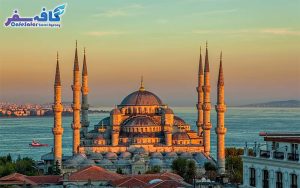 تصویری از نمای خارجی مسجد سلطان احمد (مسجد آبی) در استانبول، مناسب برای پکیجهای تور تاریخی استانبول