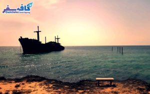 تصویری از ساحل آرام و اسکله تفریحی در جزیره کیش، مناسب برای پکیج‌های تور کیش