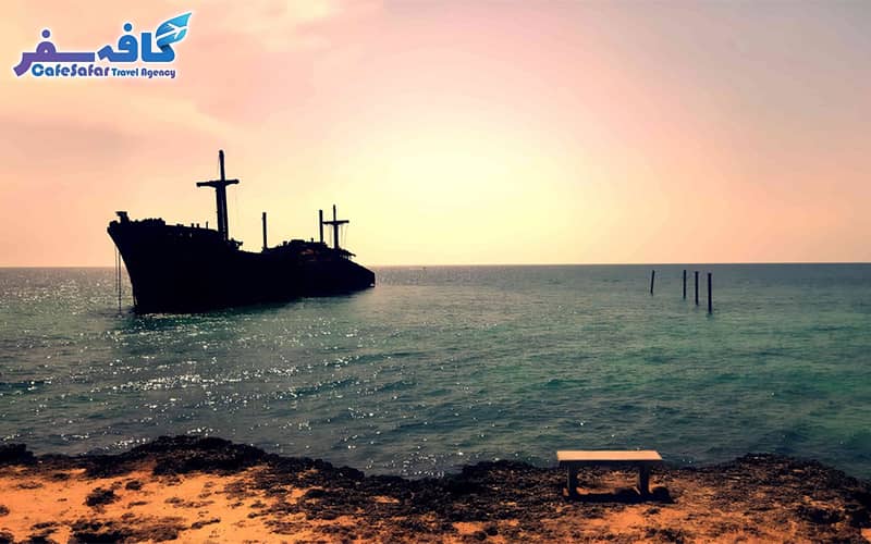 تصویری از ساحل آرام و اسکله تفریحی در جزیره کیش، مناسب برای پکیج‌های تور کیش
