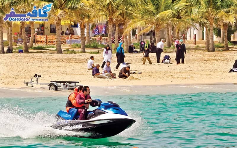 تصویری از ساحل مرجانی کیش و آب‌های زلال خلیج فارس، مناسب برای پکیج‌های تور کیش