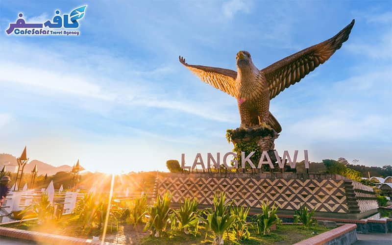 تصویری از ساحل، جنگل‌های استوایی و تله‌کابین در جزیره لنکاوی مالزی، مناسب برای پکیج‌های تور لنکاوی