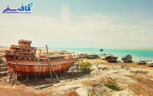 تصویری از قایق‌سواری در آب‌های زلال و سواحل صخره‌ای جزیره قشم، مناسب برای پکیج‌های تور قشم