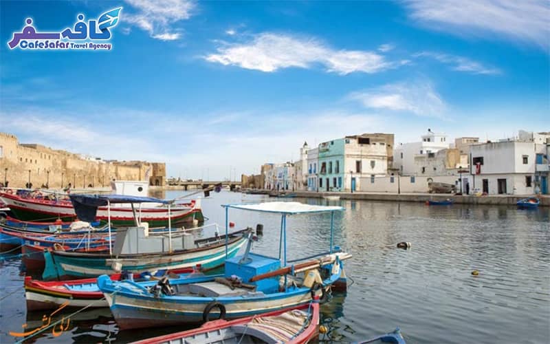 تصویری از سواحل شنی و آب‌های مدیترانه در تونس، مناسب برای پکیج‌های تور لحظه آخری تونس