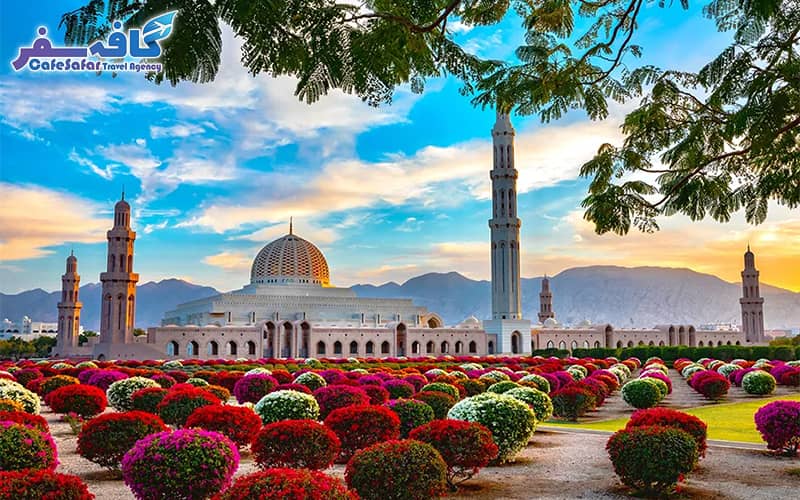 تصویری از نمای مسجد جامع سلطان قابوس یا نمای ساحلی در مسقط عمان، مناسب برای پکیج‌های تور عمان