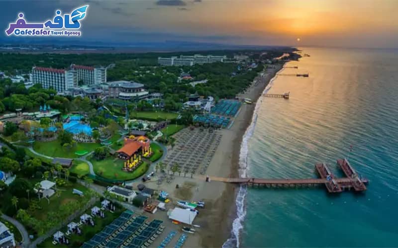 تصویری از یک هتل لوکس با استخر و فضای ساحلی در آنتالیا، مناسب برای پکیج‌های تور لحظه آخری آنتالیا