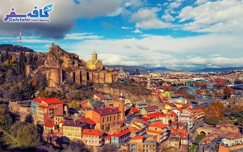 تصویری از نمای شهر قدیمی و رودخانه کورا در تفلیس، مناسب برای پکیج‌های تور ارزان قیمت تفلیس