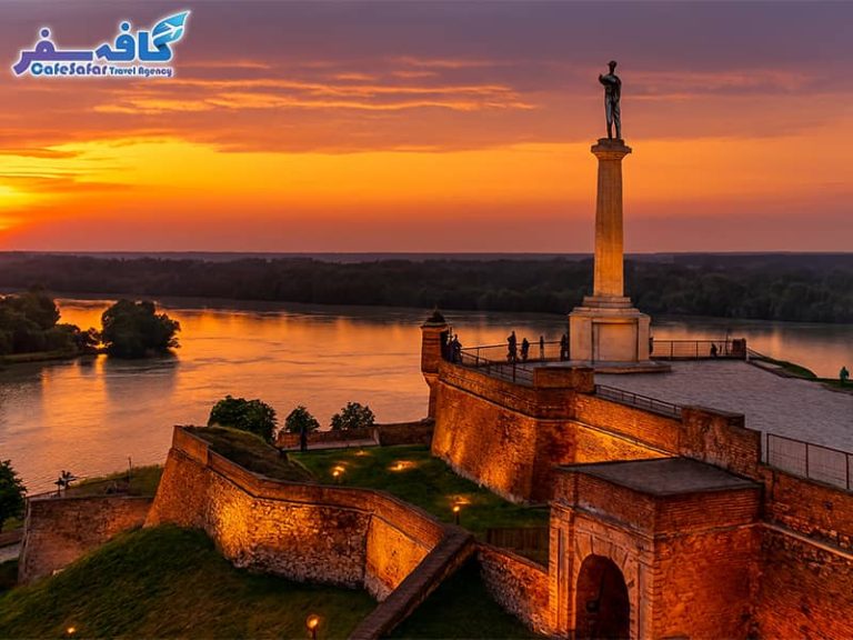 تصویری از نمای قلعه کالمگدان و تلاقی رودخانه‌های دانوب و ساوا در بلگراد، مناسب برای پکیج‌های تور بلگراد