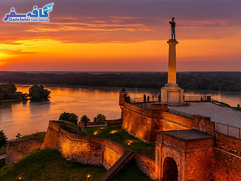 تصویری از نمای قلعه کالمگدان و تلاقی رودخانه‌های دانوب و ساوا در بلگراد، مناسب برای پکیج‌های تور بلگراد