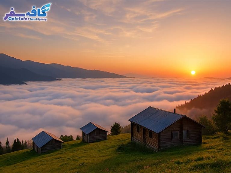 تصویری از نمای اقیانوس ابر و کوهستان‌های مه‌آلود در ییلاقات ماسال (مانند اولسبلانگاه)، مناسب برای راهنمای سفر به ماسال