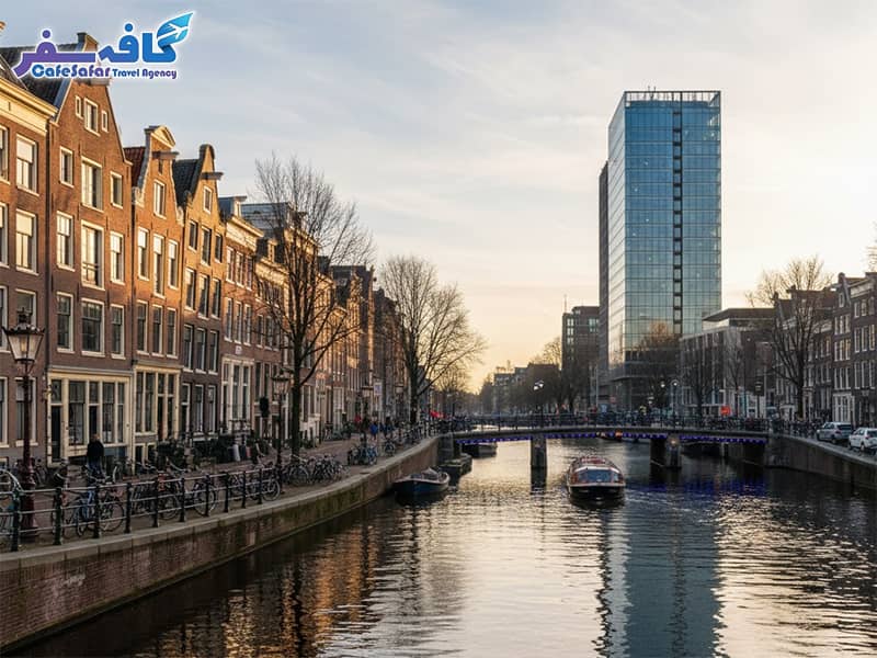 تصویری از یک منظره شهری یا کانال در آمستردام هلند، مناسب برای مقاله مهاجرت کاری به هلند