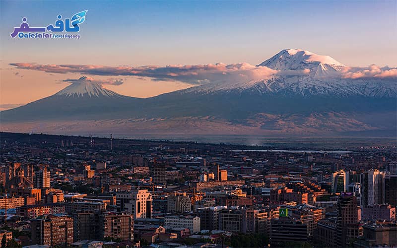پوستر اختصاصی Armenia Travel CafeSafar Last Second با نمایی از مجسمه مادر و میدان جمهوری ایروان، ویژه پکیج‌های لحظه آخری و تورهای ترکیبی ارمنستان