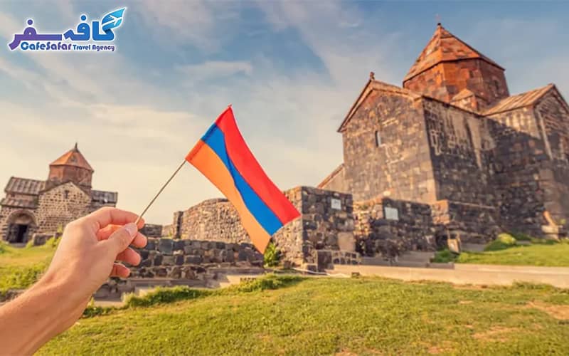 تصویری از نمای شهری ایروان با ساختمان‌های صورتی رنگ، مناسب برای پکیج‌های تور ارزان ارمنستان