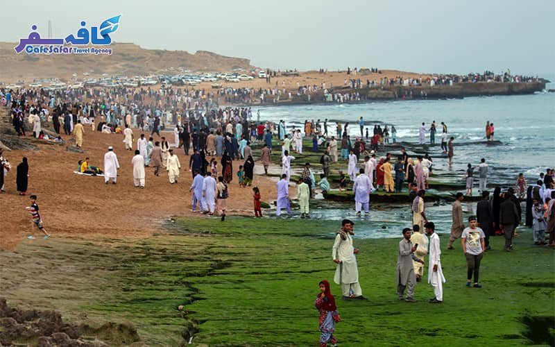 تصویری از کوه‌های مریخی و طبیعت بکر کنار دریای عمان در چابهار، مناسب برای پکیج‌های تور چابهار