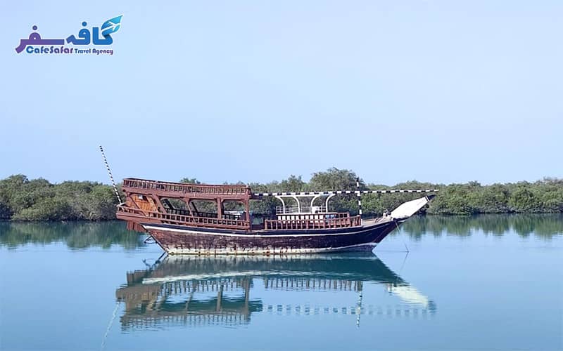 پوستر اختصاصی Chabahar Travel CafeSafar Last Second با نمایی از تلاقی کویر و دریا در ساحل درک، ویژه پکیج‌های لحظه آخری و گشت‌های ویژه چابهار