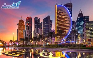 تصویری از آسمان‌خراش‌های دبی مارینا و قایق‌های تفریحی، مناسب برای پکیج‌های تور لحظه آخری دبی