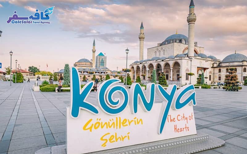 تصویری از آرامگاه مولانا جلال‌الدین رومی در قونیه ترکیه، مناسب برای پکیج‌های تور قونیه فرهنگی