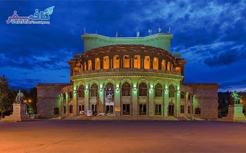 تصویری از میدان جمهوری ایروان و ساختمان‌های صورتی رنگ، مناسب برای پکیج‌های تور لحظه آخری ارمنستان