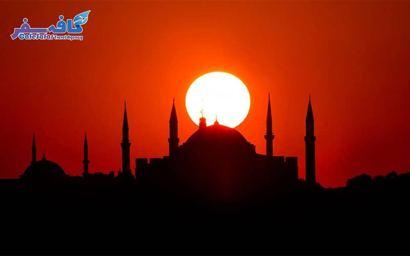 پوستر اختصاصی Istanbul Last Second Travel با نمای مسجد ایاصوفیه و پل بسفر در غروب، ویژه رزرو آفرهای ویژه و تورهای ارزان استانبول