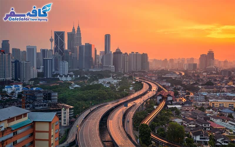 تصویری از برج‌های دوقلوی پتروناس در شب، مناسب برای پکیج‌های تور لحظه آخری مالزی