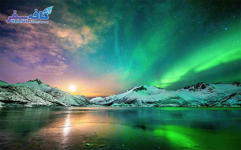 پوستر اختصاصی Northern Lights Last Second Travel با نمای رقص نورهای سبز در آسمان شب و ایگلوهای شیشه‌ای، ویژه رزرو تورهای لوکس قطبی