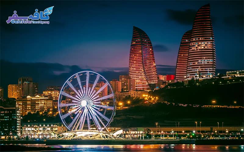 پوستر اختصاصی تور باکو لحظه آخری کافه سفر با نمای برج‌های شعله (Flame Towers) و بلوار ساحلی، ویژه رزرو آفرهای ویژه و پکیج‌های لوکس