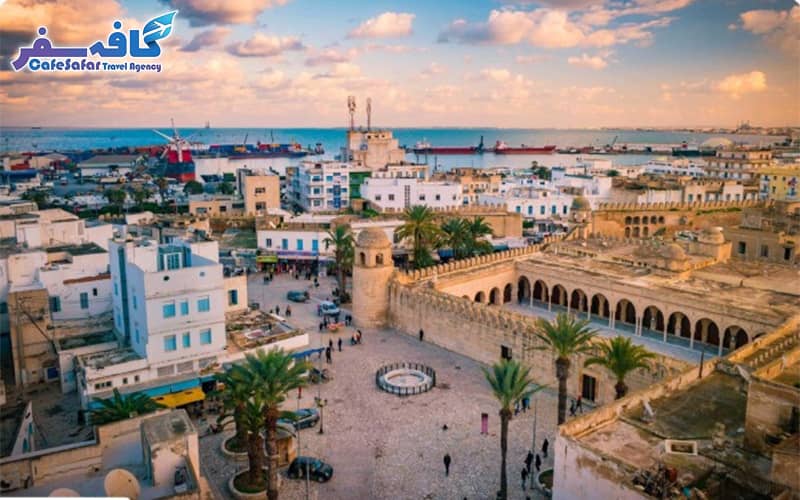 تصویری از سواحل شنی یا آثار باستانی کارتاژ در تونس، مناسب برای پکیج‌های تور لحظه آخری تونس