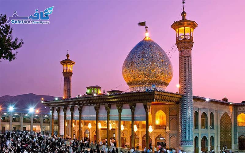 پوستر اختصاصی تور شیراز لحظه آخری کافه سفر با نمایی از مسجد نصیرالملک و تلالو نور در شیشه‌های رنگی، ویژه رزرو پکیج‌های زیارتی و سیاحتی