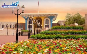 تصویری از نمای شب و معماری مسجد جامع سلطان قابوس در مسقط، مناسب برای پکیج‌های تور لحظه آخری عمان