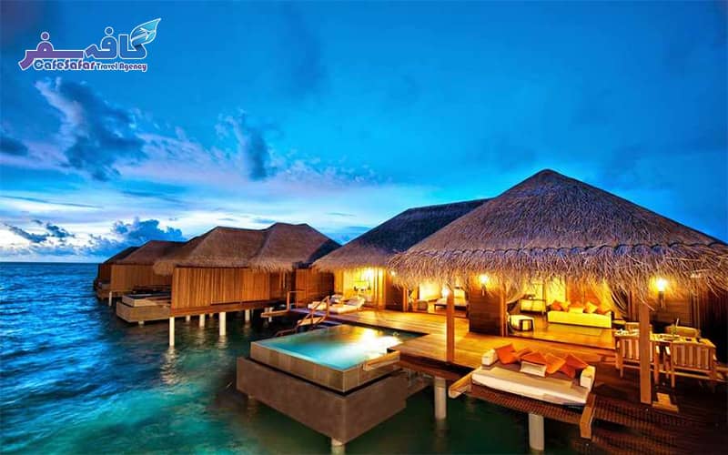 تصویری از کلبه‌های روی آب (Overwater Bungalows) و آب‌های فیروزه‌ای مالدیو، مناسب برای پکیج‌های تور مالدیو