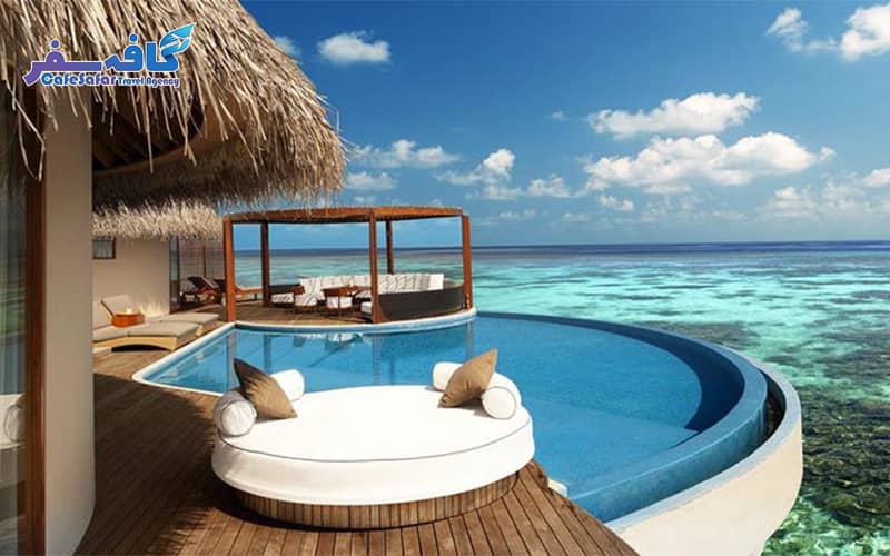 تصویری از کلبه‌های روی آب (Overwater Bungalows) و آب‌های فیروزه‌ای مالدیو، مناسب برای پکیج‌های تور مالدیو