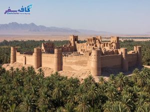 تصویری از نمای قلعه و سازه‌های باستانی ارگ بم در کرمان، مناسب برای راهنمای سفر به اماکن تاریخی